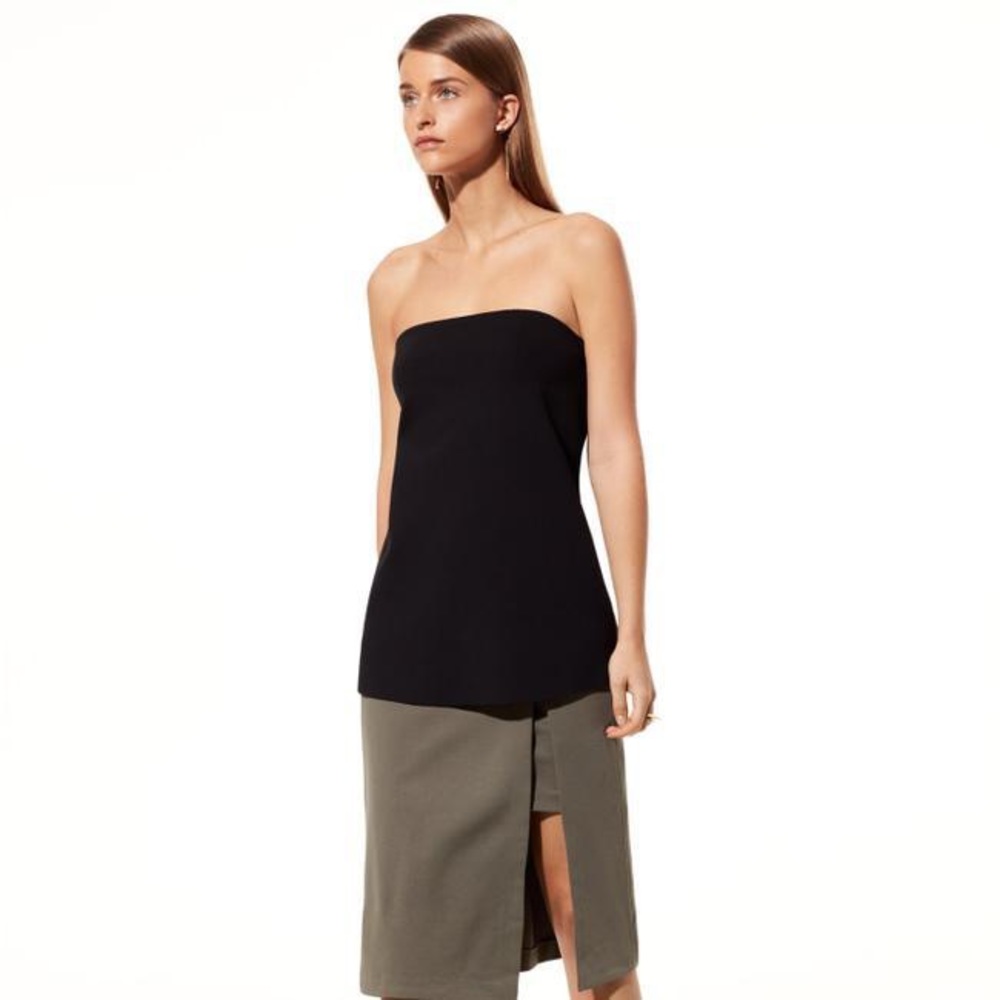 Aritzia Babaton Alice top w. built in bra in black